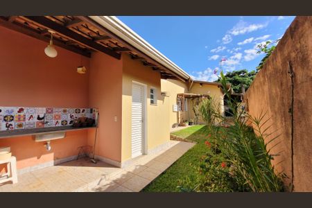 Casa à venda com 280m², 3 quartos e 6 vagasLavanderia Edícula