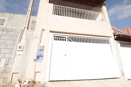 Casa à venda com 160m², 2 quartos e 2 vagas Casa à venda com 160m², 2 quartos e 2 vagasFachada