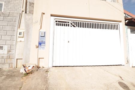 Casa à venda com 160m², 2 quartos e 2 vagas Casa à venda com 160m², 2 quartos e 2 vagasFachada