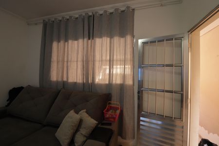 Casa à venda com 160m², 2 quartos e 2 vagas Casa à venda com 160m², 2 quartos e 2 vagasSala