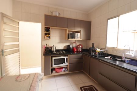 Casa à venda com 160m², 2 quartos e 2 vagas Casa à venda com 160m², 2 quartos e 2 vagasCozinha