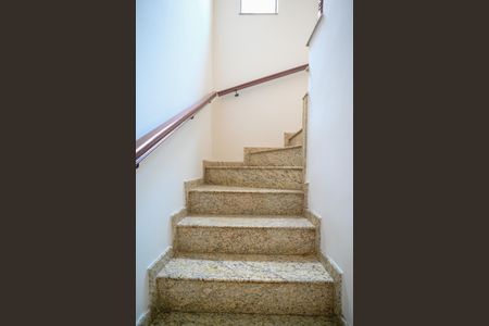 Casa à venda com 220m², 4 quartos e 4 vagas Casa à venda com 220m², 4 quartos e 4 vagasEscada