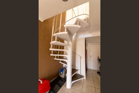 Apartamento à venda com 130m², 3 quartos e 2 vagas Apartamento à venda com 130m², 3 quartos e 2 vagasEscada