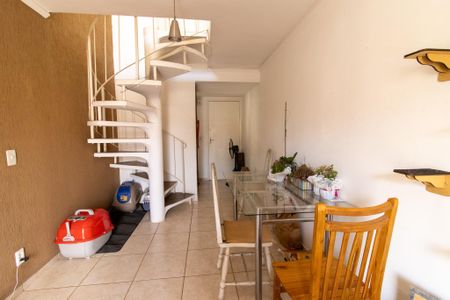 Apartamento à venda com 130m², 3 quartos e 2 vagas Apartamento à venda com 130m², 3 quartos e 2 vagasEscada