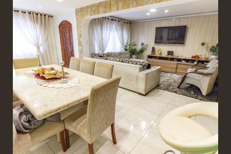 Casa à venda com 400m², 4 quartos e 2 vagas Casa à venda com 400m², 4 quartos e 2 vagasSala