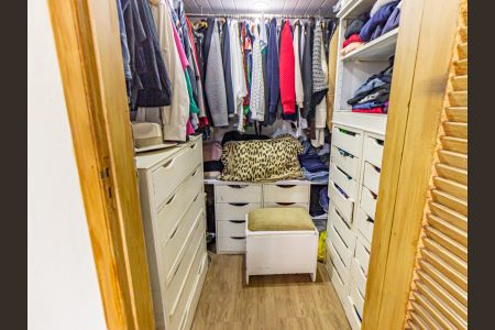 Casa à venda com 400m², 4 quartos e 2 vagas Casa à venda com 400m², 4 quartos e 2 vagasQuarto 1 - Closet