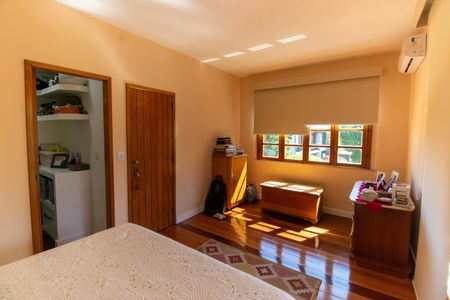 Casa à venda com 300m², 5 quartos e 3 vagas Casa à venda com 300m², 5 quartos e 3 vagasSuíte 2