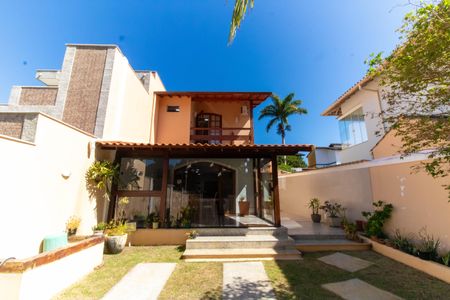 Casa à venda com 300m², 5 quartos e 3 vagas Casa à venda com 300m², 5 quartos e 3 vagasFachada