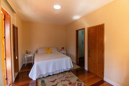 Casa à venda com 300m², 5 quartos e 3 vagas Casa à venda com 300m², 5 quartos e 3 vagasSuíte 2