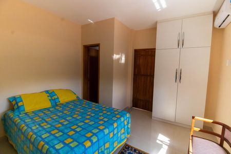 Casa à venda com 300m², 5 quartos e 3 vagas Casa à venda com 300m², 5 quartos e 3 vagasSuíte 3