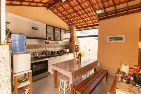 Casa à venda com 300m², 5 quartos e 3 vagas Casa à venda com 300m², 5 quartos e 3 vagasÁrea externa