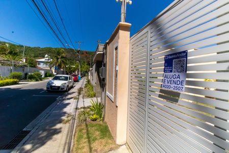 Casa à venda com 300m², 5 quartos e 3 vagas Casa à venda com 300m², 5 quartos e 3 vagasPlaquinha