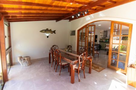 Casa à venda com 300m², 5 quartos e 3 vagas Casa à venda com 300m², 5 quartos e 3 vagasSala