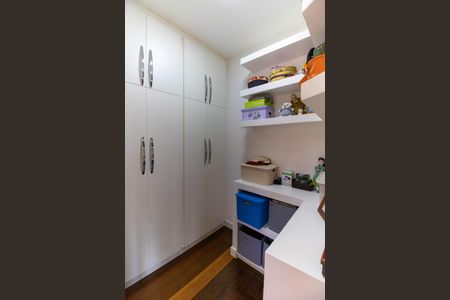 Casa à venda com 300m², 5 quartos e 3 vagas Casa à venda com 300m², 5 quartos e 3 vagasCloset da suíte 2
