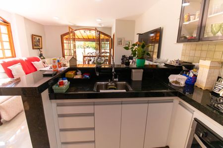 Casa à venda com 300m², 5 quartos e 3 vagas Casa à venda com 300m², 5 quartos e 3 vagasCozinha