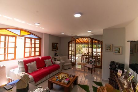 Casa à venda com 300m², 5 quartos e 3 vagas Casa à venda com 300m², 5 quartos e 3 vagasSala