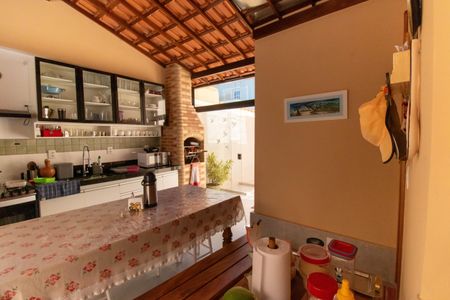 Casa à venda com 300m², 5 quartos e 3 vagas Casa à venda com 300m², 5 quartos e 3 vagasÁrea externa