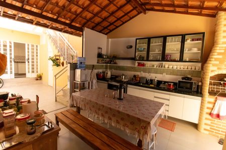 Casa à venda com 300m², 5 quartos e 3 vagas Casa à venda com 300m², 5 quartos e 3 vagasÁrea externa