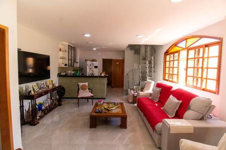 Casa à venda com 300m², 5 quartos e 3 vagas Casa à venda com 300m², 5 quartos e 3 vagasSala