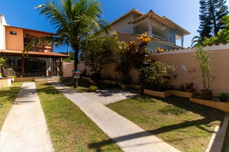 Casa à venda com 300m², 5 quartos e 3 vagas Casa à venda com 300m², 5 quartos e 3 vagasÁrea externa