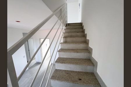Apartamento à venda com 112m², 2 quartos e 1 vaga Apartamento à venda com 112m², 2 quartos e 1 vagaEscada