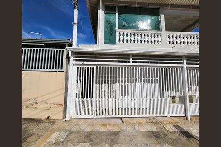 Casa para alugar com 160m², 4 quartos e 1 vaga Casa para alugar com 160m², 4 quartos e 1 vagaFachada