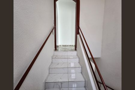 Casa para alugar com 160m², 4 quartos e 1 vaga Casa para alugar com 160m², 4 quartos e 1 vagaEscada