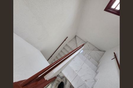 Casa para alugar com 160m², 4 quartos e 1 vaga Casa para alugar com 160m², 4 quartos e 1 vagaEscada