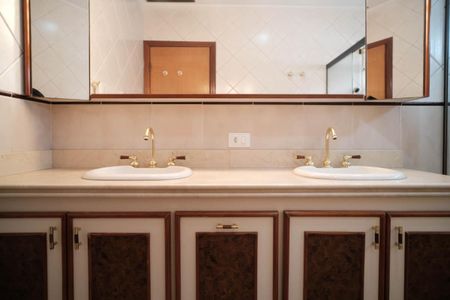 Casa à venda com 380m², 4 quartos e 4 vagasBanheiro Suíte 2