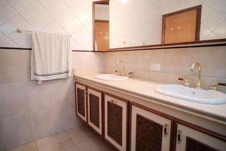 Casa à venda com 380m², 4 quartos e 4 vagasBanheiro Suíte 2