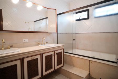 Casa à venda com 380m², 4 quartos e 4 vagasBanheiro Suíte 2