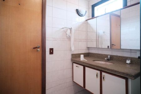 Casa à venda com 380m², 4 quartos e 4 vagasBanheiro Suíte 1