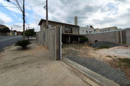 Casa à venda com 230m², 5 quartos e 4 vagas Casa à venda com 230m², 5 quartos e 4 vagasFachada