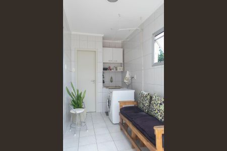 Casa à venda com 300m², 6 quartos e 4 vagas Casa à venda com 300m², 6 quartos e 4 vagasÁrea de Serviço casa 1