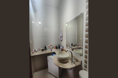 Casa à venda com 220m², 4 quartos e 2 vagasBanheiro da Suíte 2