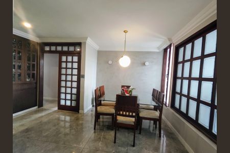 Casa à venda com 220m², 4 quartos e 2 vagasSala