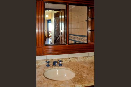 Casa de condomínio à venda com 359m², 3 quartos e 4 vagas Casa de condomínio à venda com 359m², 3 quartos e 4 vagasBanheiro da Suíte