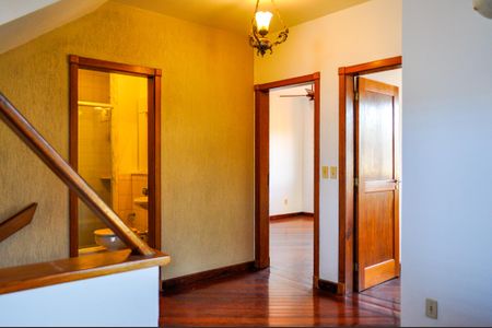 Casa de condomínio à venda com 359m², 3 quartos e 4 vagas Casa de condomínio à venda com 359m², 3 quartos e 4 vagasHall escadas