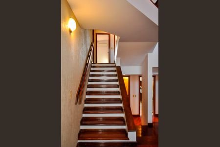 Casa de condomínio à venda com 359m², 3 quartos e 4 vagas Casa de condomínio à venda com 359m², 3 quartos e 4 vagasEscadas