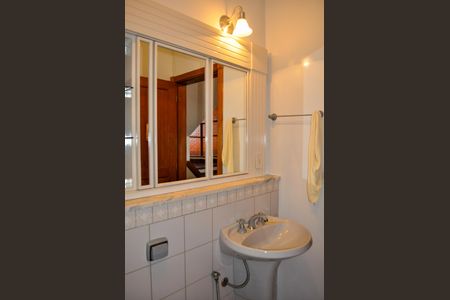 Casa de condomínio à venda com 359m², 3 quartos e 4 vagas Casa de condomínio à venda com 359m², 3 quartos e 4 vagasBanheiro Social