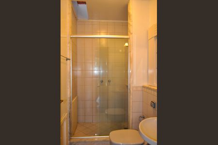 Casa de condomínio à venda com 359m², 3 quartos e 4 vagas Casa de condomínio à venda com 359m², 3 quartos e 4 vagasBanheiro Social