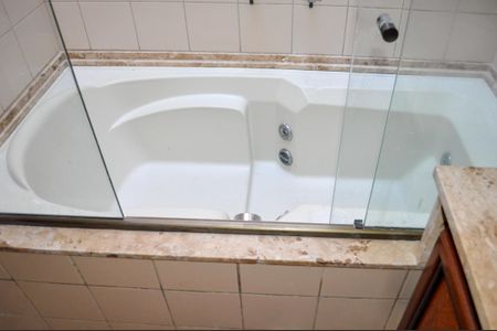 Casa de condomínio à venda com 359m², 3 quartos e 4 vagas Casa de condomínio à venda com 359m², 3 quartos e 4 vagasBanheiro da Suíte