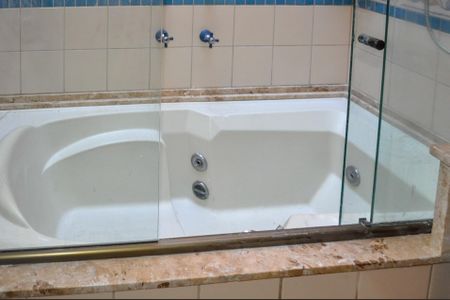 Casa de condomínio à venda com 359m², 3 quartos e 4 vagas Casa de condomínio à venda com 359m², 3 quartos e 4 vagasBanheiro da Suíte