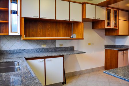 Casa de condomínio à venda com 359m², 3 quartos e 4 vagas Casa de condomínio à venda com 359m², 3 quartos e 4 vagasCozinha