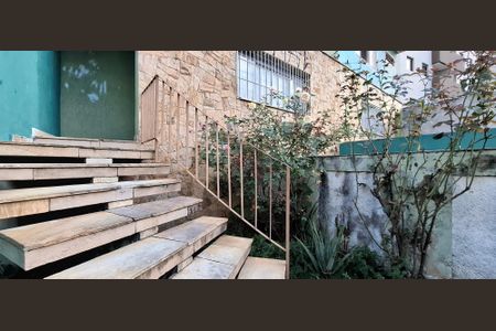 Casa à venda com 203m², 3 quartos e 2 vagasEscada de entrada