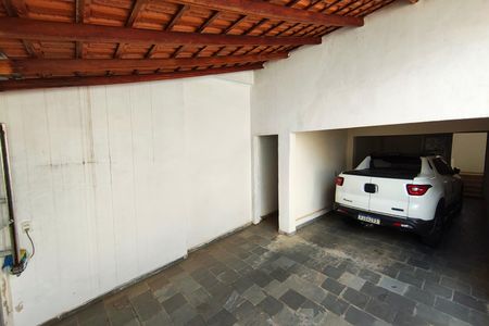 Casa à venda com 318m², 3 quartos e 3 vagas Casa à venda com 318m², 3 quartos e 3 vagasQuintal - Garagem