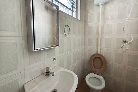 Casa à venda com 318m², 3 quartos e 3 vagas Casa à venda com 318m², 3 quartos e 3 vagasCasa 2 - Banheiro