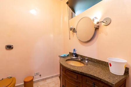 Casa à venda com 370m², 7 quartos e 4 vagasBanheiro da Suíte 2