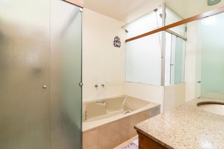 Casa à venda com 370m², 7 quartos e 4 vagasBanheiro da Suíte