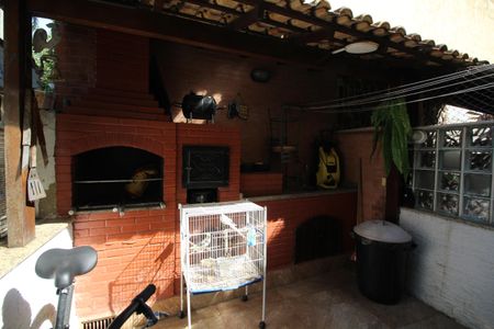 Casa de condomínio à venda com 120m², 4 quartos e 2 vagasChurrasqueira